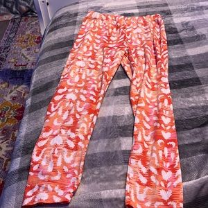 I’m selling these stretch pants.